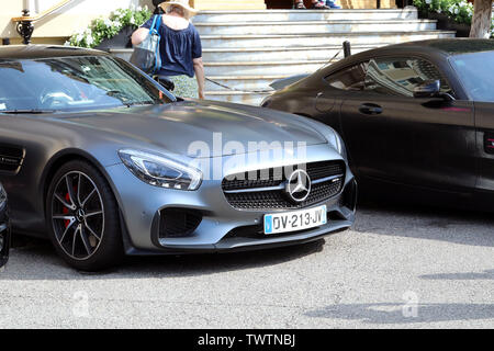 Monte-Carlo, Monaco - 20 juin 2019 : Argent Luxe Mercedes AMG Roadster GT garée devant le Casino de Monte-Carlo à Monaco sur la côte d'Azur, Banque D'Images