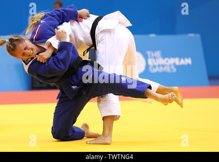 Great Britain's Alice Schlesinger (bleu) sur sa façon de gagner son 63kg trimestre dernier match face à l'Allemagne, au cours de jour Martyna Trajdos trois des jeux européens 2019 à Minsk. Banque D'Images