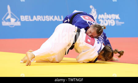 Great Britain's Alice Schlesinger (bleu) sur sa façon de gagner son 63kg semi finale match contre l'Italie, Centracchio Maria au cours de la troisième journée de l'European Games 2019 à Minsk. Banque D'Images