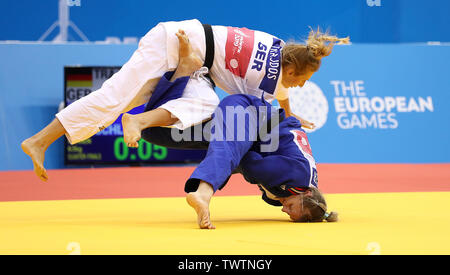 Great Britain's Alice Schlesinger (bleu) sur sa façon de gagner son 63kg trimestre dernier match face à l'Allemagne, au cours de jour Martyna Trajdos trois des jeux européens 2019 à Minsk. Banque D'Images