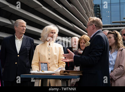 Dundee, Écosse, Royaume-Uni. 23 juin 2019. La BBC TV Antiques Roadshow de programme sur l'emplacement t nouveau V&A Museum à Glasgow aujourd'hui. De longues files d'formé en tant que membres du public sont arrivés avec leurs objets de collection pour les faire apprécier et valorisée par les Antiques Roadshow experts. Sélectionnez les éléments et leurs propriétaires ont choisi d'être filmé pour l'émission. Expert militaire Photo Mark Smith discute des antiquités pour l'appareil photo. Credit : Iain Masterton/Alamy Live News Banque D'Images