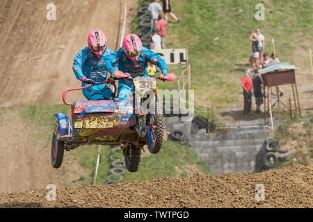 BREZOVA NAD SVITAVOU, RÉPUBLIQUE TCHÈQUE - 15 juin 2019 : side-car avec un casque rose jumping international Championnat de République tchèque en Sidecarcross Banque D'Images