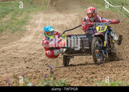 BREZOVA NAD SVITAVOU, RÉPUBLIQUE TCHÈQUE - 15 juin 2019 : Souvenirs d'Japokra Racing Team dans le virage en Championnat International de la République tchèque à l'al. Banque D'Images