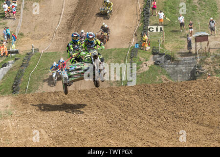 BREZOVA NAD SVITAVOU, RÉPUBLIQUE TCHÈQUE - 15 juin 2019 : side-cars sautent en Championnat International de République tchèque en 2019 Sidecarcross dans sont Banque D'Images