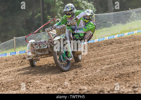 BREZOVA NAD SVITAVOU, RÉPUBLIQUE TCHÈQUE - 15 juin 2019 : side-car dans le virage en Championnat International de République tchèque en 2019 Sidecarcross dans sont Banque D'Images