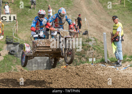 BREZOVA NAD SVITAVOU, RÉPUBLIQUE TCHÈQUE - 15 juin 2019 : l'équipage du side-car est sauter en Championnat International de République tchèque en 2019 Sidecarcross dans Banque D'Images