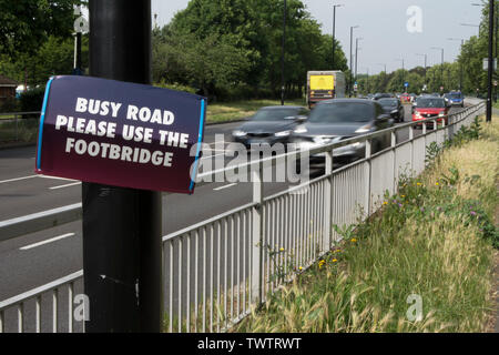 Rue passante Utiliser passerelle signe sur l'A316 à Richmond, dans le sud-ouest de Londres, en Angleterre, avec l'approche de la circulation Banque D'Images