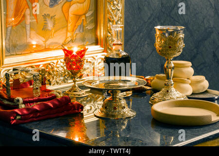 Sainte Eucharistie dans l'Eglise orthodoxe : Préparation pour la sanctification : Pain et vin, Calice, patène, Starlette, la veilleuse sur l'autel près de l'icône, pendant ou Banque D'Images