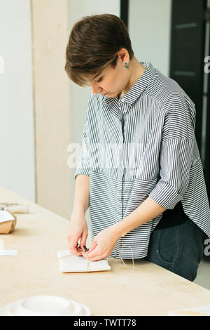 Packs cadeau fille sur une table en bois dans un studio Banque D'Images