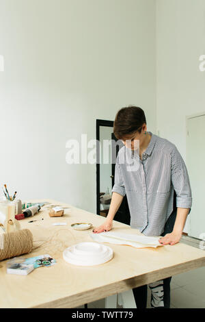 Packs cadeau fille sur une table en bois dans un studio Banque D'Images