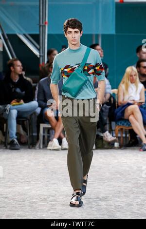 Paris, France. 22 Juin, 2019. Un modèle présente une création de Hermes collections printemps/été 2020 à Paris, France, le 22 juin 2019. Credit : Piero Biasion/Xinhua/Alamy Live News Banque D'Images