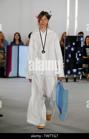 Paris, France. 22 Juin, 2019. Un modèle présente une création de la marque Loewe collections printemps/été 2020 à Paris, France, le 22 juin 2019. Credit : Piero Biasion/Xinhua/Alamy Live News Banque D'Images