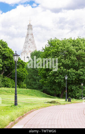 Architecture de l'église de l'Ascension à Kolomenskoye au parc avec arbre vert, l'herbe luxuriante et nuageux ciel bleu. Célèbre place de Moscou et touris Banque D'Images