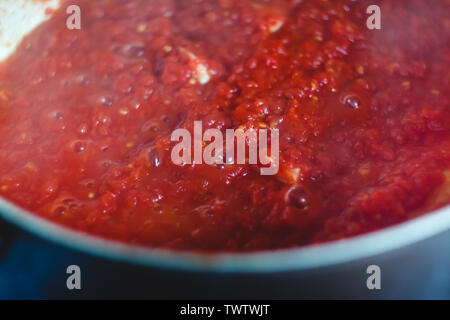 Le processus de la cuisson de la sauce marinara de tomate dans une casserole. Banque D'Images