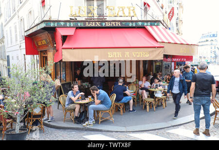 Lux est un bar à vin traditionnel français , Paris, France. Banque D'Images