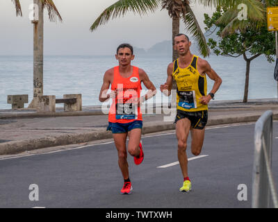 Rio de Janeiro, Brésil - juin23, 2019 : front runners au Rio Marathon 2019 prises lors de leur passage par Ipanema. Banque D'Images
