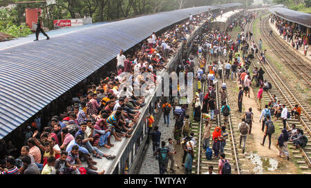 Bangladeshihomebound peopletrytoclimbontheroofofanovercrowded trainasthey 2019t tête de l'hometownsahead thei. holidayofEid Nazmulislam musulmane©/Alamy Banque D'Images