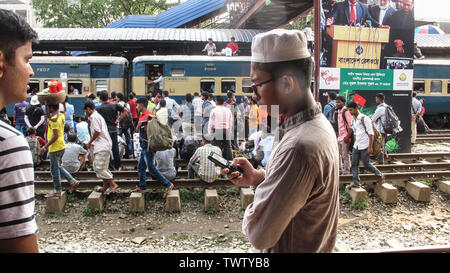 EID voyage vie risque,03jun 2019Dhaka Bangladesh, des milliers de personnes étaient sur ce train. Ils vont à leur maison natale pour célébrer le festival Banque D'Images