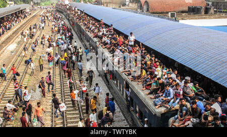 Bangladeshihomebound peopletrytoclimbontheroofofanovercrowded trainasthey 2019t tête de l'hometownsahead thei. holidayofEid Nazmulislam musulmane©/Alamy Banque D'Images