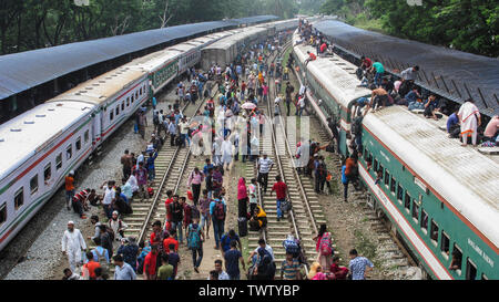 Bangladeshihomebound peopletrytoclimbontheroofofanovercrowded trainasthey 2019t tête de l'hometownsahead thei. holidayofEid Nazmulislam musulmane©/Alamy Banque D'Images