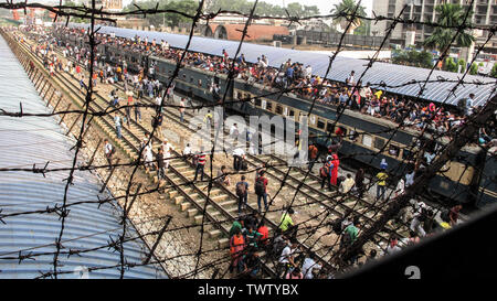 Bangladeshihomebound peopletrytoclimbontheroofofanovercrowded trainasthey 2019t tête de l'hometownsahead thei. holidayofEid Nazmulislam musulmane©/Alamy Banque D'Images