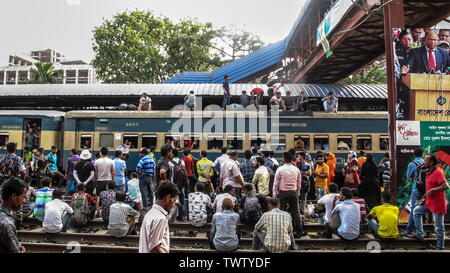 Bangladeshihomebound peopletrytoclimbontheroofofanovercrowded trainasthey 2019t tête de l'hometownsahead thei. holidayofEid Nazmulislam musulmane©/Alamy Banque D'Images