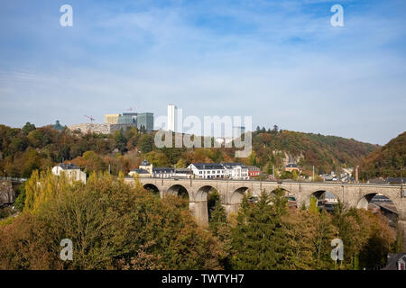 Vue magnifique de la ville de Luxembourg avec quartier de Kirchberg en arrière-plan Banque D'Images