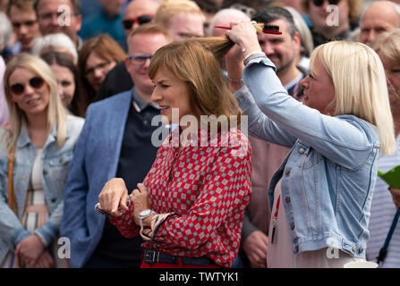 Dundee, Écosse, Royaume-Uni. 23 juin 2019. La BBC TV Antiques Roadshow de programme sur l'emplacement t nouveau V&A Museum à Glasgow aujourd'hui. De longues files d'formé en tant que membres du public sont arrivés avec leurs objets de collection pour les faire apprécier et valorisée par les Antiques Roadshow experts. Sélectionnez les éléments et leurs propriétaires ont choisi d'être filmé pour le spectacle.Sur la photo, présentateur Fiona Bruce avoir ajusté les cheveux. Credit : Iain Masterton/Alamy Live News Banque D'Images