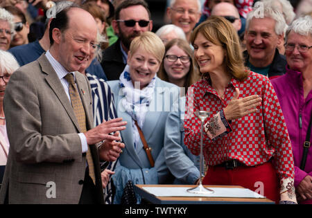 Dundee, Écosse, Royaume-Uni. 23 juin 2019. La BBC TV Antiques Roadshow de programme sur l'emplacement t nouveau V&A Museum à Glasgow aujourd'hui. De longues files d'formé en tant que membres du public sont arrivés avec leurs objets de collection pour les faire apprécier et valorisée par les Antiques Roadshow experts. Sélectionnez les éléments et leurs propriétaires ont choisi d'être filmé pour l'émission. Sur la photo. Fiona présentateur Bruce présentant de plus, mieux, meilleur point de l'afficher avec Gordon Foster expert Crédit : Iain Masterton/Alamy Live News Banque D'Images