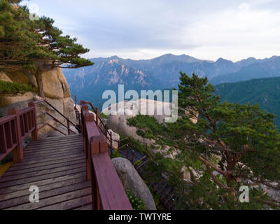 Coucher du soleil au sommet d'Ulsan Corée - montagne Seoraksan National Park Banque D'Images