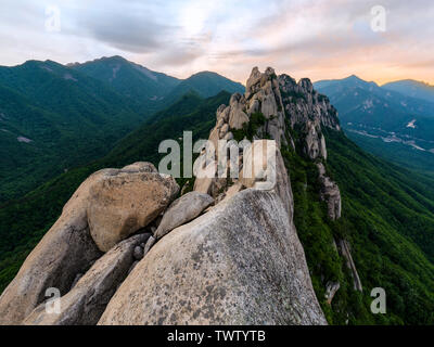 Coucher du soleil au sommet d'Ulsan Corée - montagne Seoraksan National Park Banque D'Images