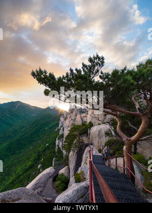 Coucher du soleil au sommet d'Ulsan Corée - montagne Seoraksan National Park Banque D'Images