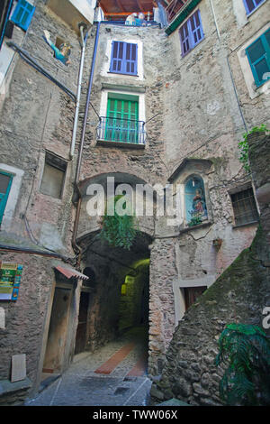 Ruelle médiévale au village Dolceacqua, province Imperia, Riviera di Ponente, Ligurie, Italie Banque D'Images