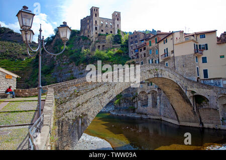 Pont de pierre sur l'époque médiévale, au-dessus de la rivière Nervia Castello dei Doria, château de 15e siècle, province Imperia, Riviera di Ponente, Ligurie, Italie Banque D'Images