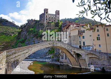 Pont de pierre sur l'époque médiévale, au-dessus de la rivière Nervia Castello dei Doria, château de 15e siècle, province Imperia, Riviera di Ponente, Ligurie, Italie Banque D'Images