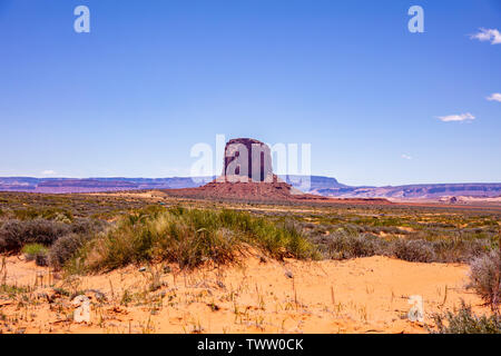 Monument Valley Navajo Tribal Park, dans la frontière Arizona-Utah, États-Unis d'Amérique. Red Rocks against blue sky background Banque D'Images