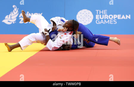 Great Britain's Alice Schlesinger (bleu) prend l'argent dans le 63kg Judo match après avoir perdu la finale contre la France à l'Chizhovka Clarisse Agbegnenou Arena, au cours de la troisième journée de l'European Games 2019 à Minsk. Banque D'Images