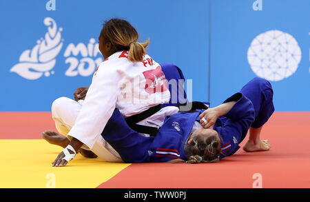 Great Britain's Alice Schlesinger (bleu) prend l'argent dans la finale 63kg Judo après avoir perdu contre la France à l'Chizhovka Clarisse Agbegnenou Arena, au cours de la troisième journée de l'European Games 2019 à Minsk. Banque D'Images