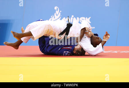 Great Britain's Alice Schlesinger (bleu) prend l'argent dans la finale 63kg Judo après avoir perdu contre la France à l'Chizhovka Clarisse Agbegnenou Arena, au cours de la troisième journée de l'European Games 2019 à Minsk. Banque D'Images