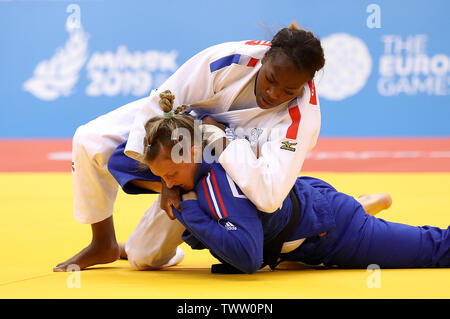 Great Britain's Alice Schlesinger (bleu) prend l'argent dans la finale 63kg Judo après avoir perdu contre la France à l'Chizhovka Clarisse Agbegnenou Arena, au cours de la troisième journée de l'European Games 2019 à Minsk. Banque D'Images