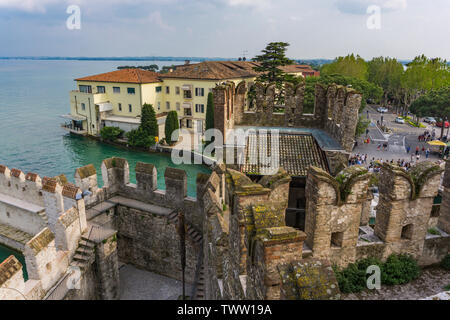 SIRMIONE, ITALIE - 24 MAI 2019 : vue sur ville du château de Scaligero Sirmione en Italie. Château est une forteresse à partir de l'ère Scaliger construit au 13ème siècle Banque D'Images