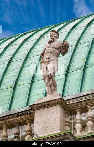 Voir t statue à la Basilique palladienne avec toit en cuivre dans la ville de Vicence en Italie Banque D'Images