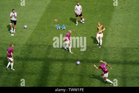 L'Angleterre Toni Duggan (centre) réchauffe avec coéquipiers avant la Coupe du Monde féminine de la fifa, série de seize match au niveau de l'état du Hainaut, Valenciennes. Banque D'Images