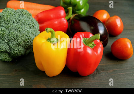 Différents types de légumes frais colorés sur table en bois Banque D'Images
