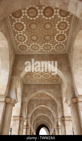 Décoration de plafond orné de la Mosquée Hassan II à Casablanca, Maroc Banque D'Images