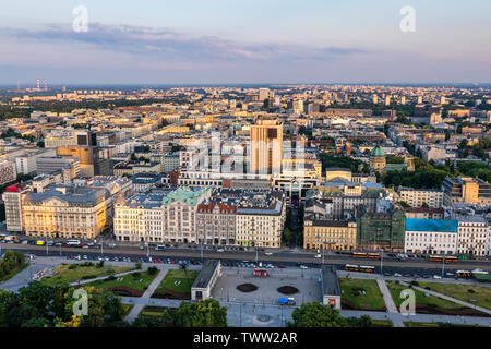 Ville de Varsovie en Pologne, vue aérienne sur l'Avenue de Jérusalem (Polonais : Aleje Jerozolimskie) au coucher du soleil, rue principale dans le centre-ville. Banque D'Images