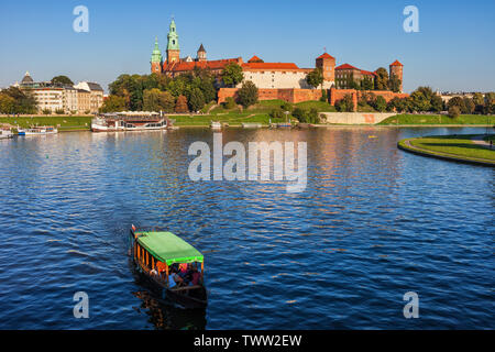 Visite en bateau sur la Vistule au château de Wawel à Cracovie en Pologne. Banque D'Images