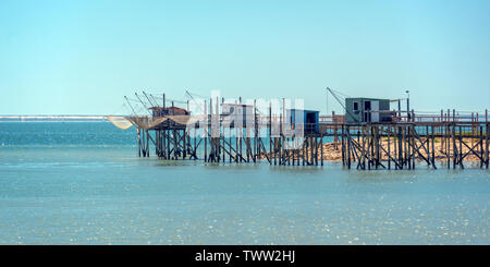 Cabanes de pêcheurs typique ancienne en bois sur pilotis dans l'océan Atlantique près de La Rochelle, France Banque D'Images