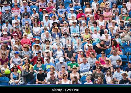 Eastbourne, Royaume-Uni. 23 juin 2019. Le Centre Court foule regarder Johanna Konta de Grande-bretagne en action sur son chemin vers la victoire de l'Ukraine sur Dayana Yastremska dans leur premier match au tournoi de tennis International Nature Valley tenue à Devonshire Park à Eastbourne . Crédit photo : Simon Dack / TPI / Alamy Live News Banque D'Images