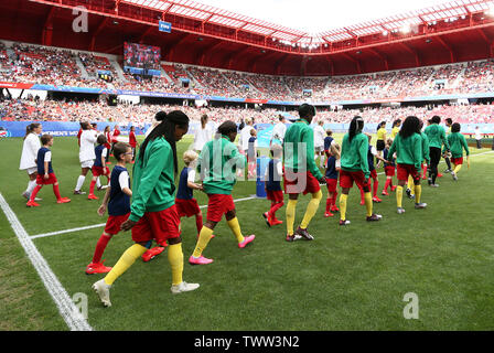 L'Angleterre et au Cameroun les joueurs avant le coup d'envoi pendant la Coupe du Monde féminine de la fifa, série de seize match au niveau de l'état du Hainaut, Valenciennes. Banque D'Images